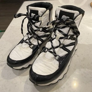 Botas deportivas Sorel Kinetic impermeables para clima frío talla 9,5 - Imagen 1 de 8