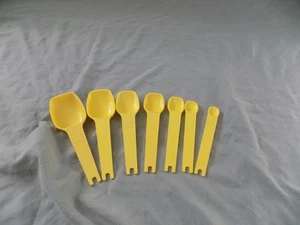 JUEGO DE 7 CUCHARAS MEDIDORAS AMARILLAS TUPPERWARE VINTAGE SIN ANILLO - Imagen 1 de 4