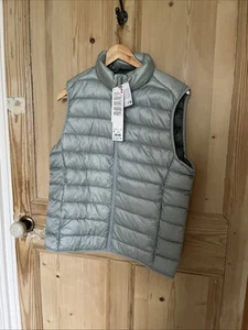 BNWT UNIQLO Men’s Size MEDIUM Ultra Light Down Vest Body Warmer RRP £39.90 - Picture 1 of 7
