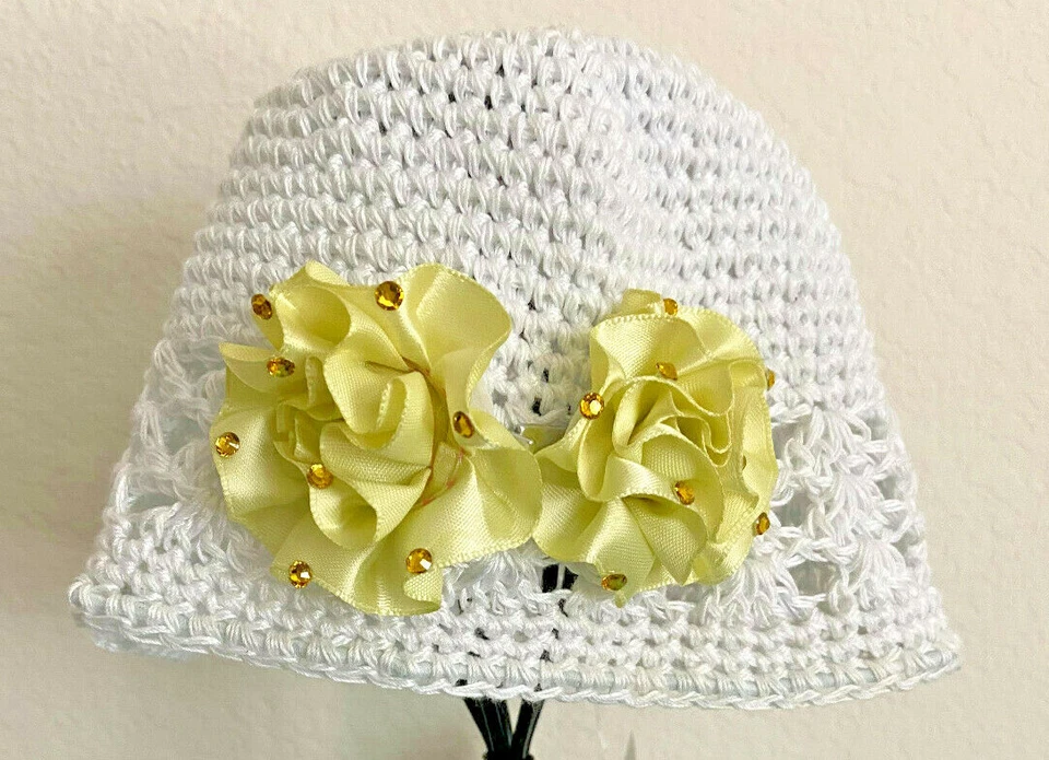 Sombrero calavera tejido para bebé niña decorado a mano en blanco con flores amarillas Foto 1 de 1