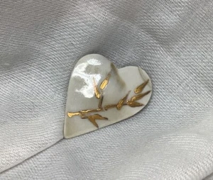 Broche prendedor de bambú dorado corazón artesanal firmado por artista Ann Brody  - Imagen 1 de 5