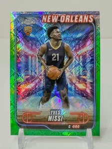 2024-25 Topps Cromo #156 Yves Missi Verde Logo Refractor Novato RC Pelicans - Imagen 1 de 2