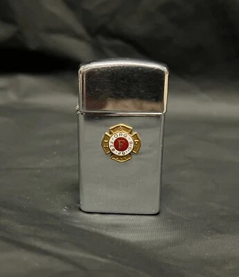 Encendedor Zippo Clásico Delgado *Asociación Internacional de Bomberos* Estampado / Foto 1 de 4