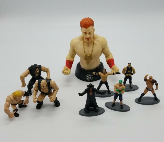 Lote misto de (17) bonecos colecionáveis de luta livre WWE Mattel