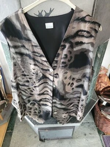 Schöne Damenweste Gr. 48 in Tigeroptik mit Knöpfen usw. von Ulla Popken - Bild 1 von 2