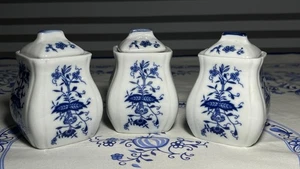 3 Stk. Porzellan DDR Gewürzdosen mit Zwiebelmuster, Gewürzstreuer, HB: 7-5cm. - Bild 1 von 6