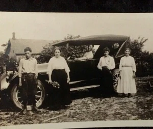 Vintage Photo PEOPLE STANDING NEXT TO ANTIQUE CAR Antique Snapshot * - Imagen 1 de 3