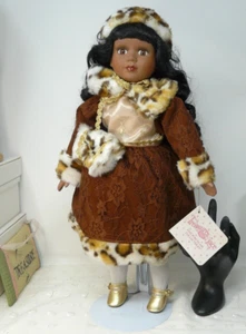 16" Porzellanpuppe Treasures in Lace Holiday Fur Cute Afroamerikaner - Bild 1 von 3