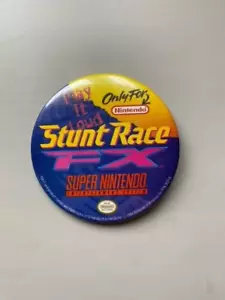 IA Stunt Race FX Super Nintendo SNES Promocional Botón Pin Promo Gran Forma - Imagen 1 de 2