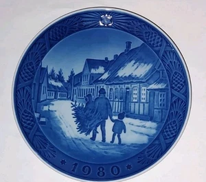 1980 Royal Copenhagen Christmas Plate Bringing Home The Christmas Tree Kai Lange - Picture 1 of 2