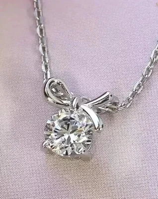 Colgante de belleza para mujer de diamantes creados en laboratorio de corte redondo de 2 quilates enchapado en oro blanco de 14 quilates Foto 1 de 3