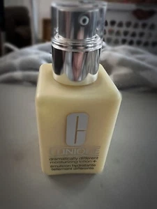 Clinique Dramatically Different Moisturizing Lotion with Pump 4.2 oz/ 125 ml - Picture 1 of 2