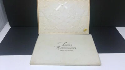 Винтажные женские хлопковые носовые платки с цветочной вышивкой Швейцария с коробкой и этикеткой - Изображение 1 из 4