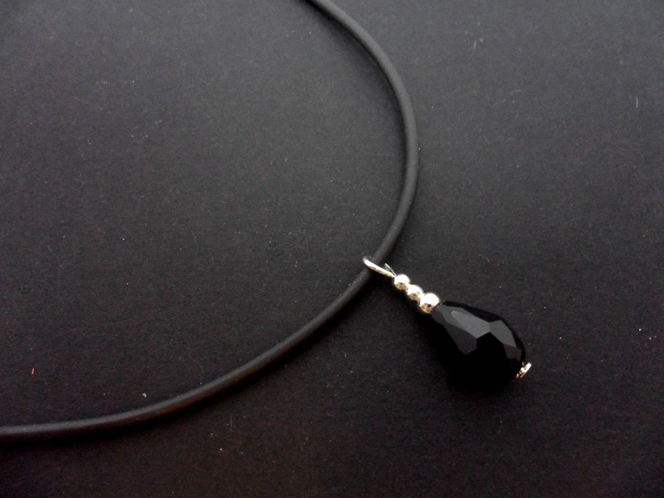 COLLANA CHOKER DONNA A GOCCIA DI CRISTALLO IN GOMMA NERA 13 - 14"." NUOVO. - Immagine 1 di 1