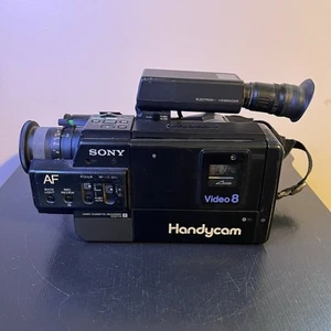 VINTAGE SONY CCD-V3 HANDYCAM VIDEO 8 CAMERA RECORDER FOR PARTS OR REPAIR - Picture 1 of 17