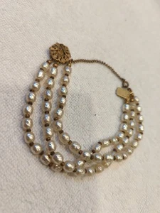 Vintage MIRIAM HASKELL Bracelet Triple Strand PEARL GILT FILIGREE Baroque SIGNED - Picture 1 of 4