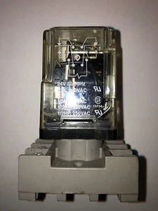 DAYTON ELECTRIC GENERAL PURPOSE RELAY MODEL 5X826E WITH socket 5X852F - Picture 1 of 3