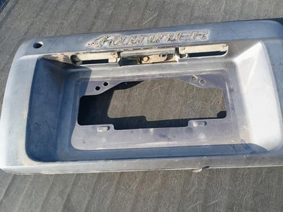 1996-2002 TOYOTA 4RUNNER ЗАДНЯЯ ДВЕРЬ ЛЮК НОМЕРНОЙ ЗНАК ОТДЕЛКА OEM серый. - Изображение 1 из 4