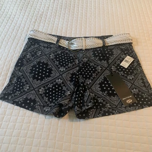 NWT Paisley Scarf Shorts Navy Blue With White Faux Leather Belt Size 14 Pockets - Picture 1 of 10