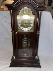 Hermle Kaminuhr mit Pendel und Glockenschlag - Bild 1 von 5
