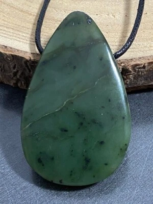 UNIKAT! Nephrit-Jade Natur Tropfen Heilsten gebohrt Anhänger mit Band Qualität - Bild 1 von 4