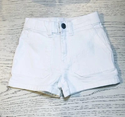 Pantalones cortos de mezclilla blancos de corte redondo para niños pequeños 5T Foto 1 de 3