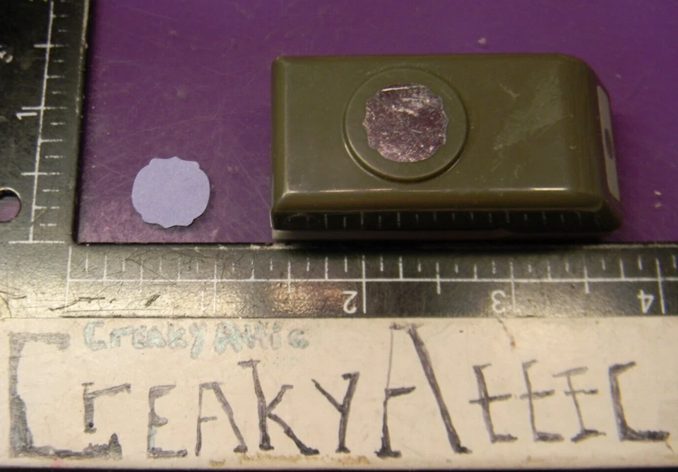 STAMPIN UP  MINI LITTLE LABEL SCALLOPED CIRCLE PAPER PUNCH SLIM LOCKING CREAKY - Image 1 of 1