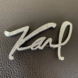 Karl Lagerfeld Pflasterstein Strasssteine Kunstperle Signatur Pin Brosche - Bild 1 von 6