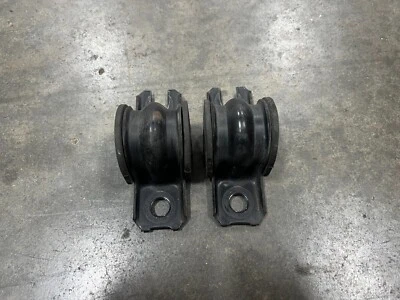 Par de suportes de barra estabilizador oscilante traseiro Nissan 350z Coupe 2006 2007 2008 fabricante de equipamento original 0083 - Imagem 1 de 4