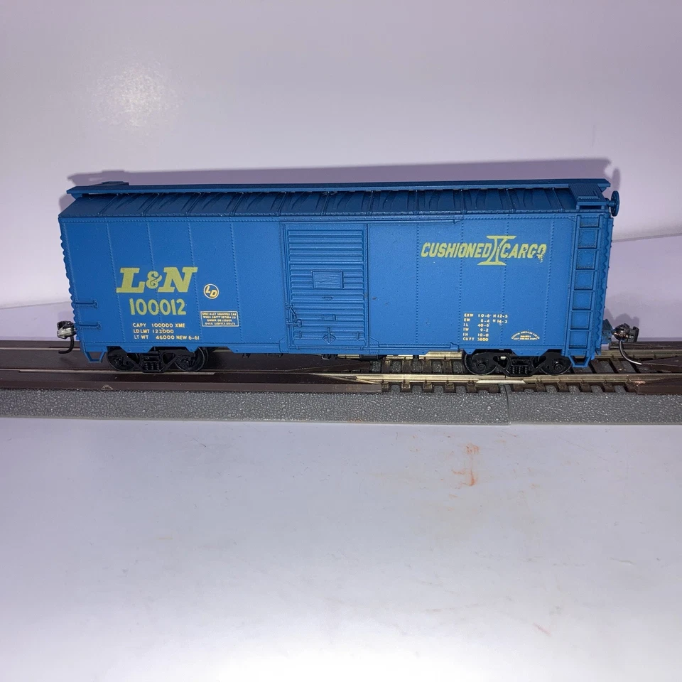 HO Accurail 40’ Boxcar, L&N, Cushion Underframe Applied - Image 1 of 4