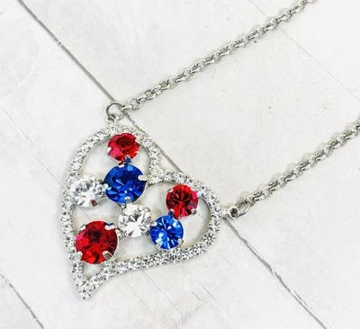 Collar Colgante Corazón Cristal Patriótico Rojo, Blanco y Azul Chapado en Plata Foto 1 de 4