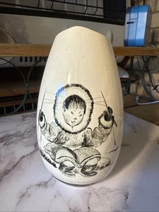 Vintage Blumenvase aus dem Beringmeer mit einer Eskimoszene - Bild 1 von 3