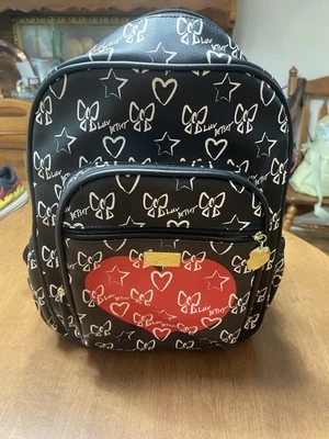 Mochila Luv Betsey de Betsey Johnson de cuero sintético corazones lazos Foto 1 de 4