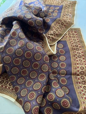 Bufanda vintage acetato? Medallón Foulard Cuadrado 26" Borde Bronceado Azul y Dorado Foto 1 de 4
