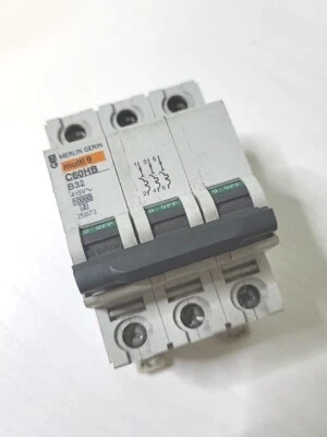 MERLIN GERIN 32 AMP CURVE B 10kA TRIPLE POLE MCB CIRCUIT BREAKER C60HB 25873 - Image 1 of 4