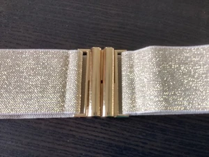 Glamorstar 2" breiter gold glitzernder Stretchgürtel doppelter Lauf goldfarbener Metallverschluss - Bild 1 von 5