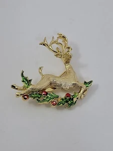 Vintage GERRY's Goldtone Enameled Christmas Deer Reindeer And Holly Berry Pin - Picture 1 of 6
