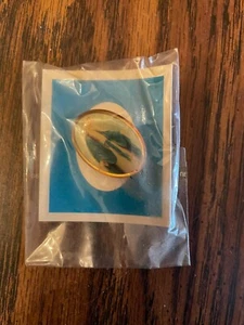 MOTHER MARY RELIGIOUS PIN - Picture 1 of 1