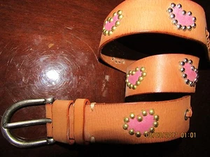 Damen hellbrauner Ledergürtel, Handarbeit, rosa Leder Herz Intarsien, Schnürung, Nieten 33 - Bild 1 von 6