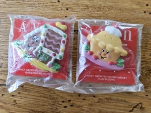 2er Set Vintage Avon Fancy Favorites Urlaub Magnete Pflaumenpudding & Lebkuchen Neu aus altem Lagerbestand - Bild 1 von 8