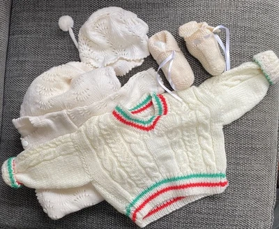 Lote de roupas de bebê em creme tricotado à mão - Imagem 1 de 2