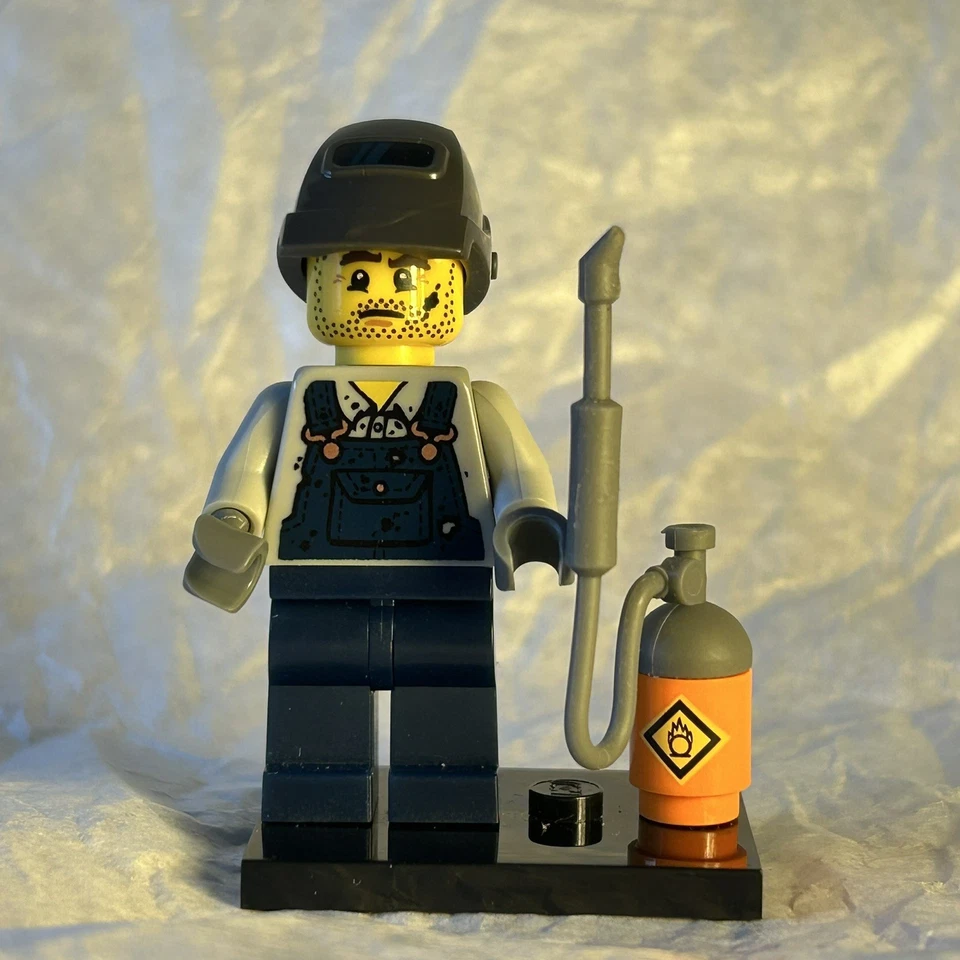 LEGO MINIFIGURES SERIES 11 71002 Welder - Image 1 of 1