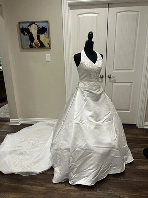 David’s Bridal Size 6 Wedding Dress W/2 veils, Tiara, Underskirt - Image 1 of 4