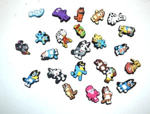 LOTE DE 23 dijes para zapatos AZUL familia y amigos - Imagen 1 de 1