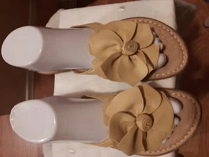 BORN  CONCEPT  WOMEN'S  FLORAL  PATTERN  SLIPPER  SIZE  8  YELLOW  COLOR    - Picture 1 of 9