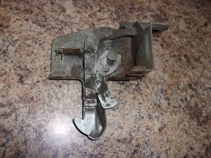 1959 Chevy Impala Hood Latch - Foto 1 di 4