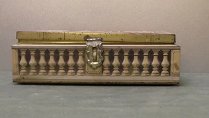 Caja de hojalata con bisagras motivo de cortejo romántico broche Alemania - Imagen 1 de 11