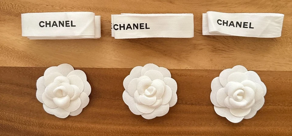 3 adhesivos y 3 cintas Chanel flores camelia (diferentes longitudes) Foto 1 de 2