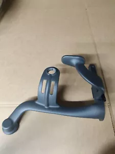 Nuevo fabricante de equipos originales Herman Miller Aeron silla brazo yugo lateral izquierdo volteo piezas genuinas de Aeron - Imagen 1 de 3