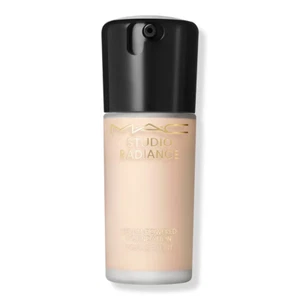 Base M.A.C Studio Radiance Serum-Powered, tono NW11, tamaño completo 1 oz/30 ml - Imagen 1 de 4